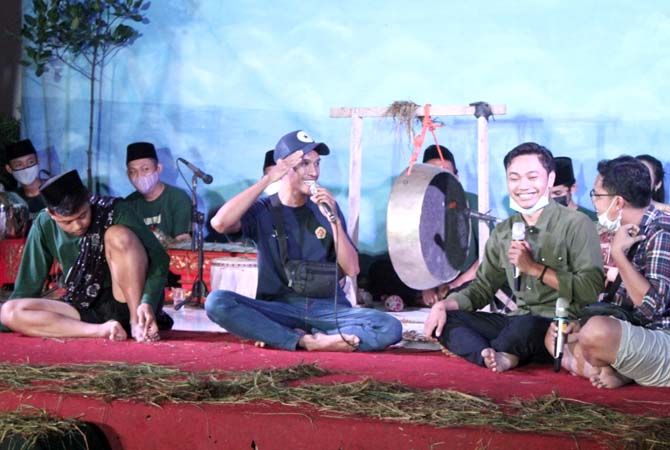 BIAR LANCAR: Haydar dan Salman mengerahkan tim sebelum mulai pentas seninya di Desa Kertomulyo, Trangkil, Pati, kemarin BIAR LANCAR: Haydar dan Salman mengerahkan tim sebelum mulai pentas seninya di Desa Kertomulyo, Trangkil, Pati, kemarin