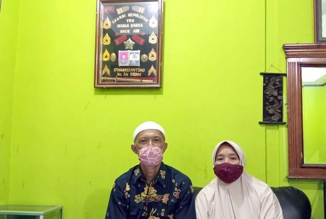 SEDERHANA: Sahari Purnomo, kakak Wakabareskrim Polri Brigjen Pol Syahardiantono bersama istrinya di depan foto waka bareskrim saat masih Akabri. SEDERHANA: Sahari Purnomo, kakak Wakabareskrim Polri Brigjen Pol Syahardiantono bersama istrinya di depan foto waka bareskrim saat masih Akabri.