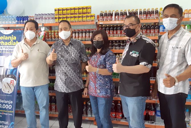 OPTIMISTIS BERSAING: Dari kiri, Wakil Ketua Kopkar Kresna Mukti Jaya T Sugiyanto T Sugiyanto; ketua koperasi Sam Sulistono; perwakilan dari Aneka Jaya Smart Triana dan Hendro Laksono; serta kades Panj OPTIMISTIS BERSAING: Dari kiri, Wakil Ketua Kopkar Kresna Mukti Jaya T Sugiyanto T Sugiyanto; ketua koperasi Sam Sulistono; perwakilan dari Aneka Jaya Smart Triana dan Hendro Laksono; serta kades Panj