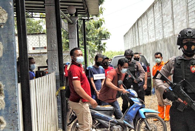 Sumani mempraktikkan adegan menaiki motor saat proses rekonstruksi pembunuhan. Sumani mempraktikkan adegan menaiki motor saat proses rekonstruksi pembunuhan.