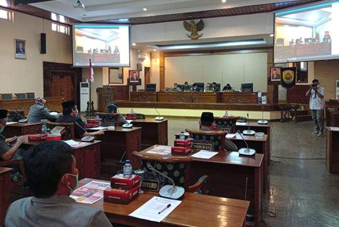 PARIPURNA: Anggota DPRD Grobogan mengikuti rapat paripurna penetapan masalah pembangunan. PARIPURNA: Anggota DPRD Grobogan mengikuti rapat paripurna penetapan masalah pembangunan.