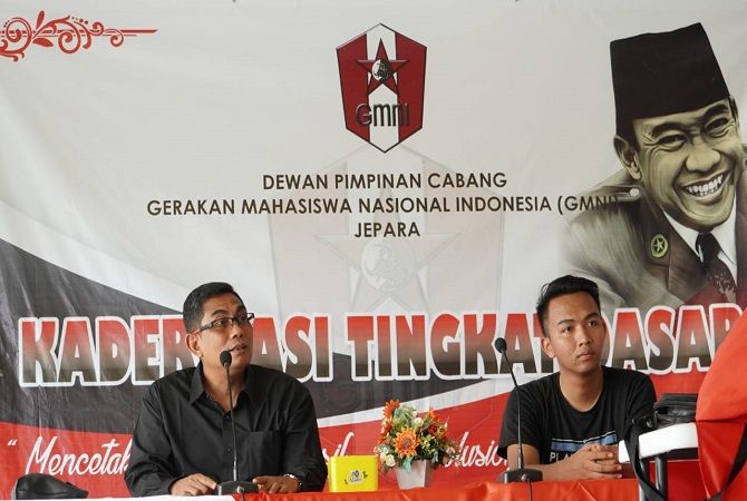 Andang Wahyu Trianto (kiri) memberikan motivasi pada peserta kaderisasi GMNI Jepara Andang Wahyu Trianto (kiri) memberikan motivasi pada peserta kaderisasi GMNI Jepara