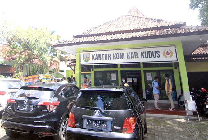 RAMAI: Kondisi halaman kantor KONI Kudus selain dipenuhi kendaraan, juga ada sejumlah karangan bunga kemarin. RAMAI: Kondisi halaman kantor KONI Kudus selain dipenuhi kendaraan, juga ada sejumlah karangan bunga kemarin.