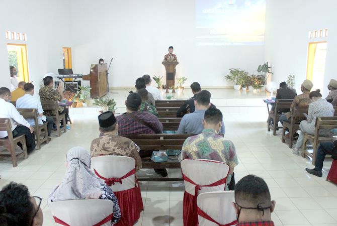 KHUSYU: Jamaat Paskah Kebangsaan menyimak sambutan Bupati Jepara Dian Kristiandi kemarin. Ketua Forum Kerukunan Umat Beragama Jeteng Taslim juga hadir dalam acara itu KHUSYU: Jamaat Paskah Kebangsaan menyimak sambutan Bupati Jepara Dian Kristiandi kemarin. Ketua Forum Kerukunan Umat Beragama Jeteng Taslim juga hadir dalam acara itu