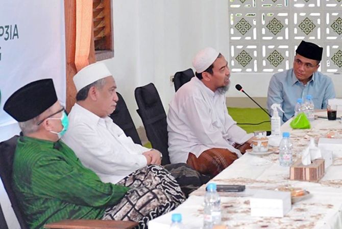 MEMBERI NASIHAT: KH Muhammad Najih Maimoen menyampaikan mauidoh saat silaturahmi kiai Se-Jateng kemarin (3/4). MEMBERI NASIHAT: KH Muhammad Najih Maimoen menyampaikan mauidoh saat silaturahmi kiai Se-Jateng kemarin (3/4).