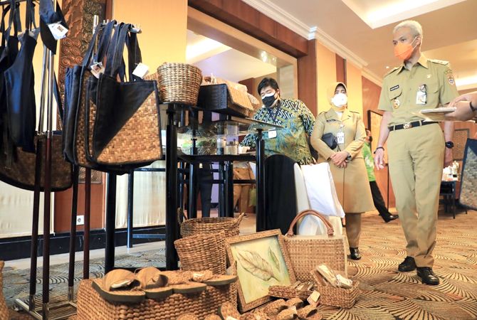 PASARKAN PRODUK: Gubernur Jateng Ganjar Pranowo menyaksikan produk UMKM Jawa Tengah di Hotel Novotel Semarang kemarin. PASARKAN PRODUK: Gubernur Jateng Ganjar Pranowo menyaksikan produk UMKM Jawa Tengah di Hotel Novotel Semarang kemarin.