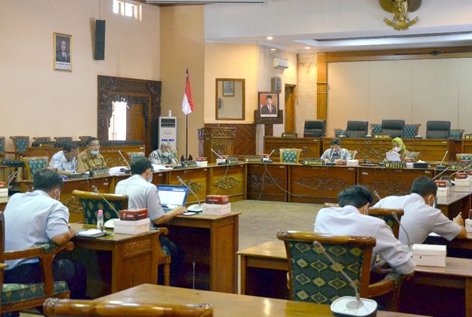 DENGARKAN PENDAPAT: Anggota DPRD Grobogan dan OPD terkait mendengarkan pemaparan dua raperda inisiatif dewan. DENGARKAN PENDAPAT: Anggota DPRD Grobogan dan OPD terkait mendengarkan pemaparan dua raperda inisiatif dewan.