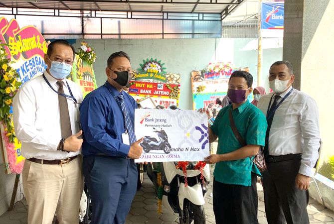 BERUNTUNG: Ketua Tim Pemasar Bank Jateng Cabang Kudus Dhany Ardhi Wicaksono (dua dari kiri) simbolis menyerahkan hadiah sepeda motor Yamaha Nmax ke Agus Sulistiyo, nasabah Bank Jateng Cabang Kudus (du BERUNTUNG: Ketua Tim Pemasar Bank Jateng Cabang Kudus Dhany Ardhi Wicaksono (dua dari kiri) simbolis menyerahkan hadiah sepeda motor Yamaha Nmax ke Agus Sulistiyo, nasabah Bank Jateng Cabang Kudus (du