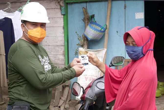 CEGAH PENYAKIT: Salah satu warga menerima bubuk abate untuk mencegah demam berdarah di Desa Kadiwono, Bulu, Rembang, kemarin. CEGAH PENYAKIT: Salah satu warga menerima bubuk abate untuk mencegah demam berdarah di Desa Kadiwono, Bulu, Rembang, kemarin.