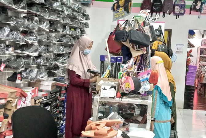 PRAMUNIAGA: Santriwati Ponpes Al Mawaddah melayani pembeli di toko milik pondok. PRAMUNIAGA: Santriwati Ponpes Al Mawaddah melayani pembeli di toko milik pondok.