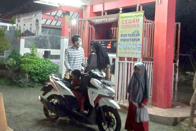 MULAI DARI NOL YAAA: Ahmad Zahir Faidoni, salah satu santi melayani pembeli bensin di pom mini milik pondok. MULAI DARI NOL YAAA: Ahmad Zahir Faidoni, salah satu santi melayani pembeli bensin di pom mini milik pondok.