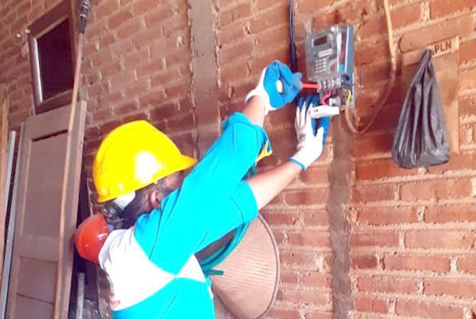 PLN PEDULI: Petugas PLN memasang listrik di rumah salah satu warga di Desa/Kecamatan Pakis Aji, Jepara, akhir Februari lalu. PLN PEDULI: Petugas PLN memasang listrik di rumah salah satu warga di Desa/Kecamatan Pakis Aji, Jepara, akhir Februari lalu.