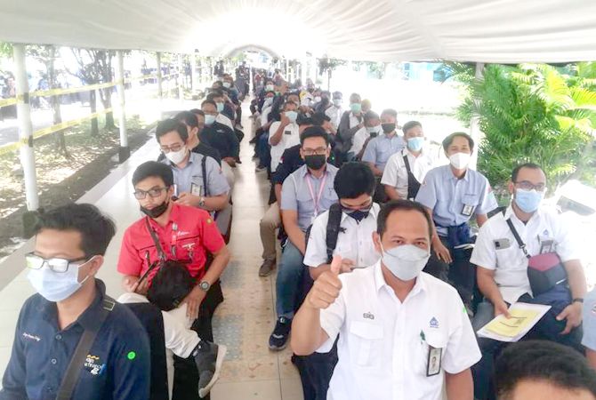 ANTUSIAS: Karyawan PT Semen Gresik berada di ruang tunggu di Sentra Vaksinasi BUMN Semarang untuk mendapatkan vaksin dosis pertama baru-baru ini. ANTUSIAS: Karyawan PT Semen Gresik berada di ruang tunggu di Sentra Vaksinasi BUMN Semarang untuk mendapatkan vaksin dosis pertama baru-baru ini.
