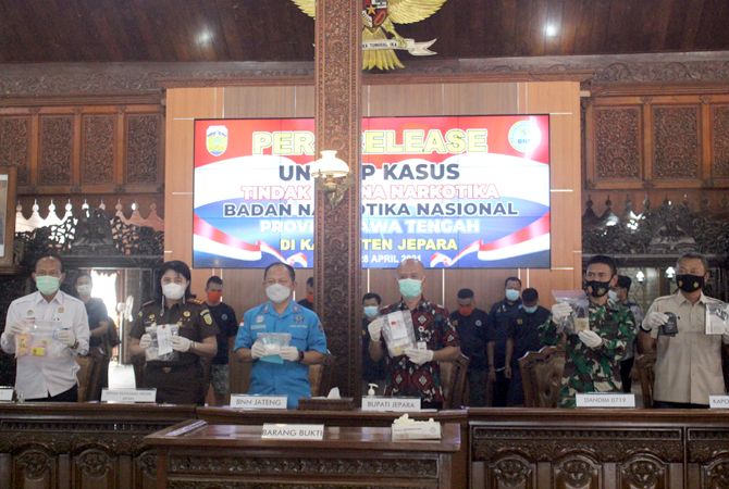 BARANG BUKTI: Bupati Jepara dan pihak lain menunjukkan barang bukti narkoba dari tersangka. BARANG BUKTI: Bupati Jepara dan pihak lain menunjukkan barang bukti narkoba dari tersangka.