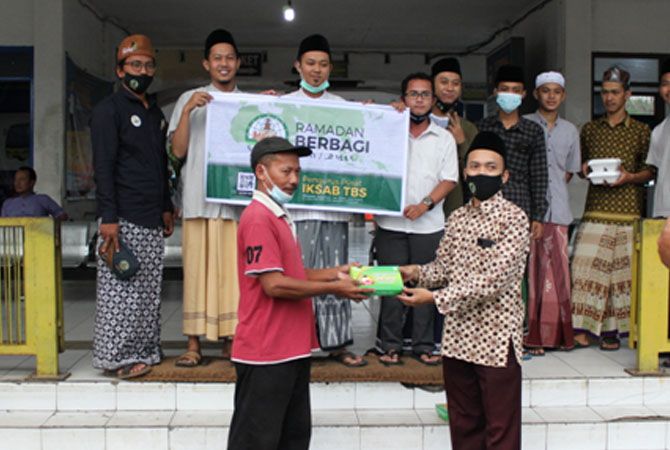 SUMBANGAN ALUMNI TBS: Anggot Iksab TBS membagikan nasi box di Terminal Kudus (3/4) lalu. SUMBANGAN ALUMNI TBS: Anggot Iksab TBS membagikan nasi box di Terminal Kudus (3/4) lalu.
