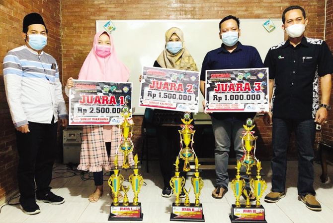 JUARA: Para pemenang sayembara pemberian nama sirkuit balap saat menerima piala dan uang pembinaan dari Perumda Aneka Usaha Jepara. JUARA: Para pemenang sayembara pemberian nama sirkuit balap saat menerima piala dan uang pembinaan dari Perumda Aneka Usaha Jepara.