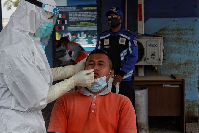 AMBIL SAMPEL: Petugas kesehatan merapid antigen warga yang melintas di perbatasan Jateng-Jatim. AMBIL SAMPEL: Petugas kesehatan merapid antigen warga yang melintas di perbatasan Jateng-Jatim.