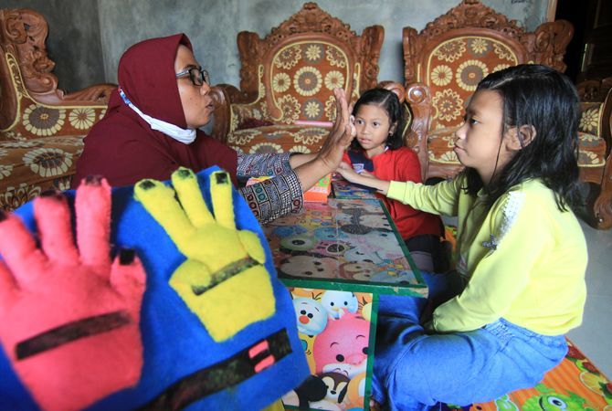 AJARI SISWA DI RUMAH: Selama pandemi, guru private banyak diundang ke rumah untuk mengajar siswa. AJARI SISWA DI RUMAH: Selama pandemi, guru private banyak diundang ke rumah untuk mengajar siswa.