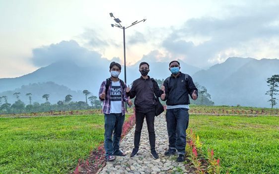 RECOMENDED: Pengunjung berfoto bersama di area camping ground Bubaan Hills di kawasan Jollong 2. RECOMENDED: Pengunjung berfoto bersama di area camping ground Bubaan Hills di kawasan Jollong 2.
