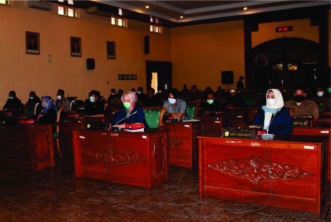 SEKSAMA: Seluruh anggota DPRD Grobogan mendengarkan sambutan Sri Sumarni atas terpilihnya sebagai bupati. SEKSAMA: Seluruh anggota DPRD Grobogan mendengarkan sambutan Sri Sumarni atas terpilihnya sebagai bupati.
