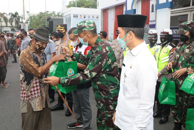 BERBAGI: Danrem 073/Makutarama Kolonel Arm Putranto Gatot Sri Handoyo bersama Bupati Kudus HM. Hartopo dan forkopimda membagi takjil di depan Pos Terpadu Ops Ketupat Candi di Alun-alun Simpang 7 Kudus BERBAGI: Danrem 073/Makutarama Kolonel Arm Putranto Gatot Sri Handoyo bersama Bupati Kudus HM. Hartopo dan forkopimda membagi takjil di depan Pos Terpadu Ops Ketupat Candi di Alun-alun Simpang 7 Kudus