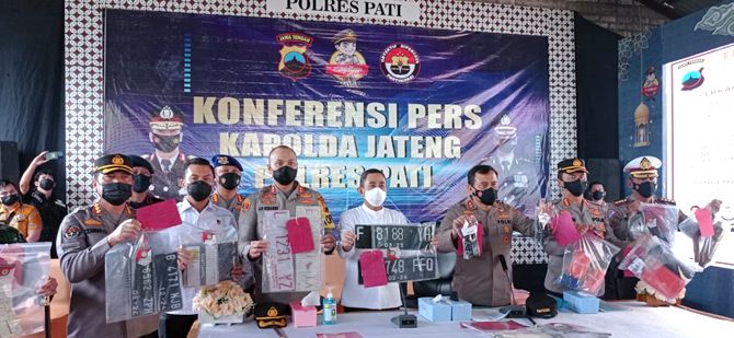 TEGAS: Kapolda Jawa Tengah Irjen Pol Ahmad Luthfi saat menggelar konferensi pers di TKP gudang motor bodong yang diduga hasil kejahatan di Jalan Raya Pati-Juwana Desa Gadingrejo, Juwana, Pati, kemarin TEGAS: Kapolda Jawa Tengah Irjen Pol Ahmad Luthfi saat menggelar konferensi pers di TKP gudang motor bodong yang diduga hasil kejahatan di Jalan Raya Pati-Juwana Desa Gadingrejo, Juwana, Pati, kemarin