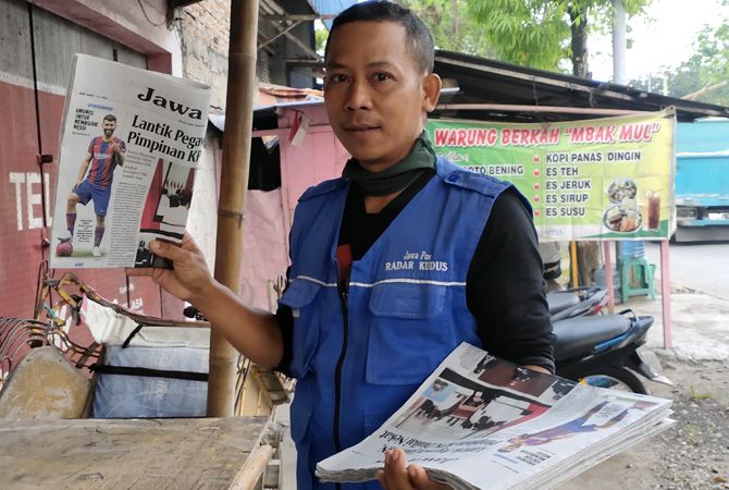 SETIA: Sudah sekitar 26 tahun, Margo, 39, menjadi loper Jawa Pos, tepatnya sejak usia SMP. SETIA: Sudah sekitar 26 tahun, Margo, 39, menjadi loper Jawa Pos, tepatnya sejak usia SMP.