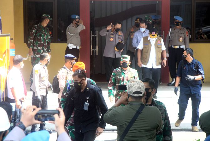 BAHAS KONDISI DARURAT: Kapolri Jendral Pol Listyo Sigit Prabowo (tiga dari kiri) berbincang dengan Bupati Kudus Hartopo usai rakor bersama Panglima TNI Marsekal Hadi Tjahjanto (depan), dan Kepala BNPB BAHAS KONDISI DARURAT: Kapolri Jendral Pol Listyo Sigit Prabowo (tiga dari kiri) berbincang dengan Bupati Kudus Hartopo usai rakor bersama Panglima TNI Marsekal Hadi Tjahjanto (depan), dan Kepala BNPB
