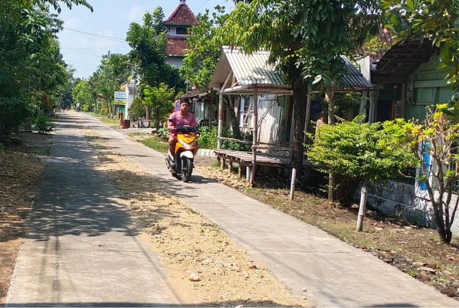 MAYORITAS BAIK: Warga melintas di jalan desa milik Pemdes Kemloko, kemarin. MAYORITAS BAIK: Warga melintas di jalan desa milik Pemdes Kemloko, kemarin.