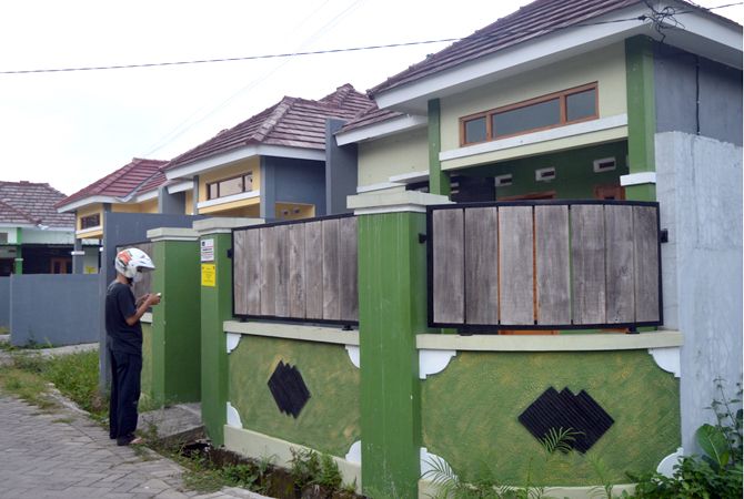 TERTUTUP: Dua dari 24 rumah di Perumahan Grand Cluster Karangjati yang disita Bareskrim Polri. TERTUTUP: Dua dari 24 rumah di Perumahan Grand Cluster Karangjati yang disita Bareskrim Polri.