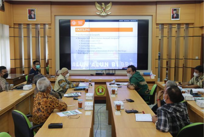 PEMKAB BLORA FOR RADAR KUDUS PENJAJAKAN: Bupati Blora Arief Rohman saat presentasi dengan akademisi di UPN Jogjakarta terkait potensi geopark nasional di Blora. PEMKAB BLORA FOR RADAR KUDUS PENJAJAKAN: Bupati Blora Arief Rohman saat presentasi dengan akademisi di UPN Jogjakarta terkait potensi geopark nasional di Blora.