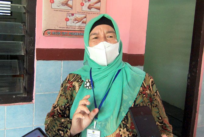 SAMBUT PPDB: Sejumlah pengajar saat ini piket untuk menerima pendaftaran siswa baru yang akan masuk ke sekolahnya menyambut tahun ajaran baru. SAMBUT PPDB: Sejumlah pengajar saat ini piket untuk menerima pendaftaran siswa baru yang akan masuk ke sekolahnya menyambut tahun ajaran baru.