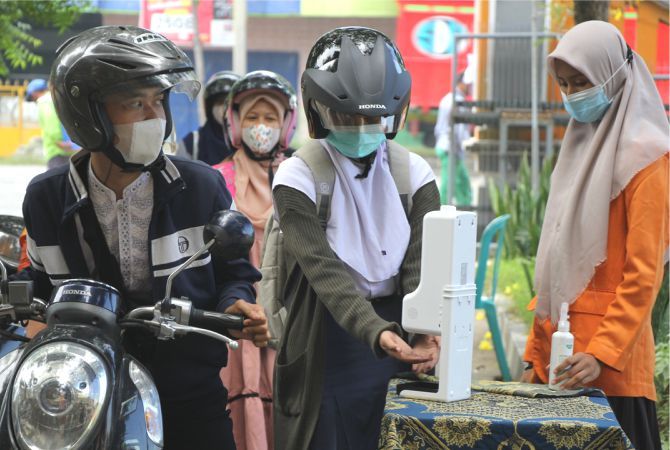 PROKES KETAT: Sejumlah anak didik menjalani protokol kesehatan dengan ketat sebelum masuk Lab SMAN 3 Rembang kemarin. PROKES KETAT: Sejumlah anak didik menjalani protokol kesehatan dengan ketat sebelum masuk Lab SMAN 3 Rembang kemarin.