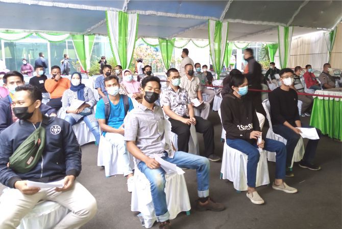 PERCEPAT VAKSINASI: Karyawan di PT. Pura Group mengikuti proses vaksinasi kemarin. PERCEPAT VAKSINASI: Karyawan di PT. Pura Group mengikuti proses vaksinasi kemarin.