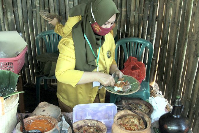 NYAM-NYAM: Kuliner tempo dulu disajikan di Kampung Budaya Piji Wetan saat ada Pasar Ampiran. NYAM-NYAM: Kuliner tempo dulu disajikan di Kampung Budaya Piji Wetan saat ada Pasar Ampiran.