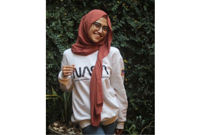 STYLISH: Jilbab pashmina bisa dimodel dengan melingkarkannya di leher dan bahu STYLISH: Jilbab pashmina bisa dimodel dengan melingkarkannya di leher dan bahu
