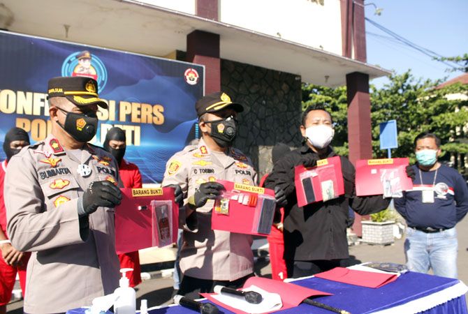 DIAMANKAN: Enam tersangka pengedar Narkoba ditangkap kepolisian Pati kemarin (7/7). DIAMANKAN: Enam tersangka pengedar Narkoba ditangkap kepolisian Pati kemarin (7/7).