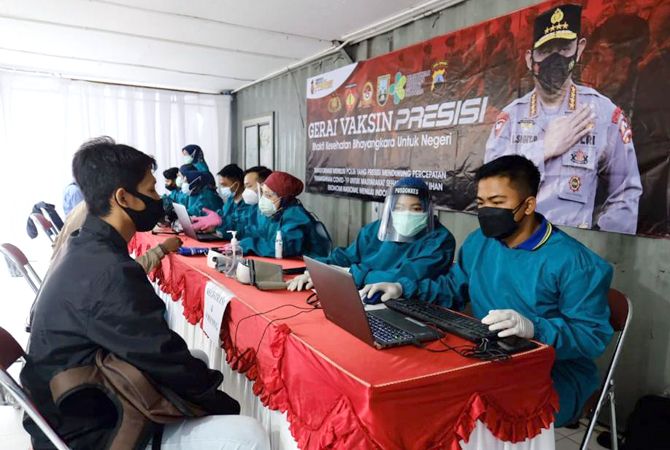 CEK KESEHATAN: Para peserta melakukan registrasi dan pengecakan sebelum diarahkan ke ruang vaksinasi kemarin (8/7). CEK KESEHATAN: Para peserta melakukan registrasi dan pengecakan sebelum diarahkan ke ruang vaksinasi kemarin (8/7).