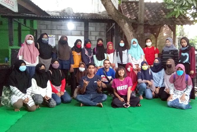 SEMANGAT: Ahmad Setio Widodo bersama guru dan siswa di tempat belajar Fastco, Blora, belum lama ini. SEMANGAT: Ahmad Setio Widodo bersama guru dan siswa di tempat belajar Fastco, Blora, belum lama ini.