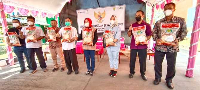 BERAS BANSOS: Bupati Sri Sumarni bersama pejabat lainya menunjukkan beras medium yang disalurkan kepada penerima bansos pada beras PKM di gudang bulog IV. BERAS BANSOS: Bupati Sri Sumarni bersama pejabat lainya menunjukkan beras medium yang disalurkan kepada penerima bansos pada beras PKM di gudang bulog IV.