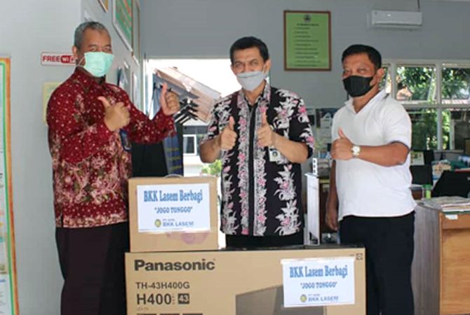 PEDULI: Direktur Utama PT BPR BKK Lasem (Perseroda) Moch Suwarno saat menyalurkan bantuan di di Panti Pelayanan Sosial Disabilitas Mental Pangrukti Mulyo Rembang. PEDULI: Direktur Utama PT BPR BKK Lasem (Perseroda) Moch Suwarno saat menyalurkan bantuan di di Panti Pelayanan Sosial Disabilitas Mental Pangrukti Mulyo Rembang.