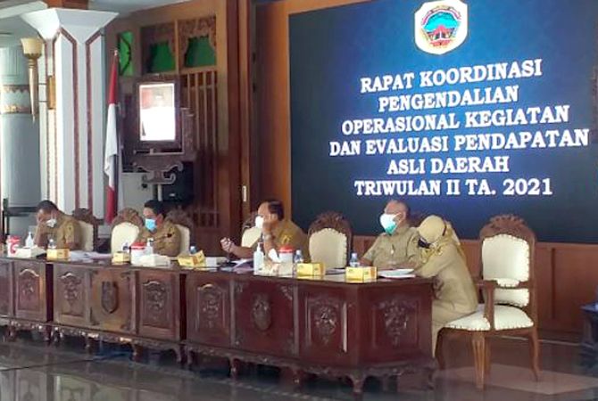 DIBAHAS: Jajaran Pemkab Pati mengadakan rapat evaluasi PAD triwulan II di Pendapa Pati belum lama ini. DIBAHAS: Jajaran Pemkab Pati mengadakan rapat evaluasi PAD triwulan II di Pendapa Pati belum lama ini.