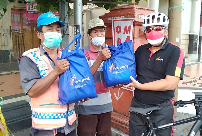 BANTU MASYARAKAT: Bank Jateng Cabang Kudus membagikan paket sembako ke pelaku UMKM dengan bersepeda beberapa waktu lalu. BANTU MASYARAKAT: Bank Jateng Cabang Kudus membagikan paket sembako ke pelaku UMKM dengan bersepeda beberapa waktu lalu.