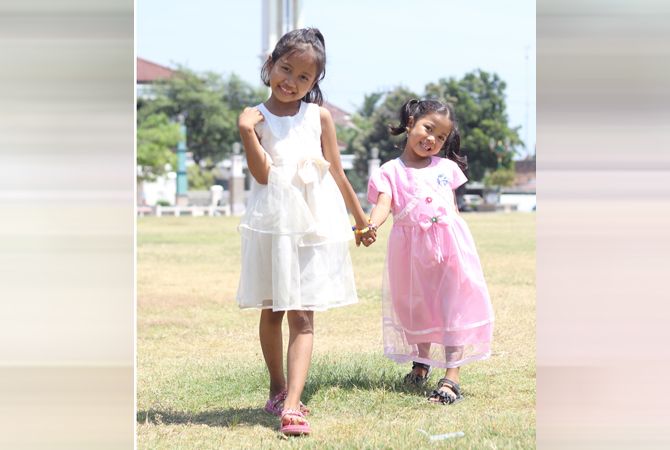 STYLISH: Dua anak sedang mengenakan dress tutu yang membuat mereka menggemaskan. STYLISH: Dua anak sedang mengenakan dress tutu yang membuat mereka menggemaskan.
