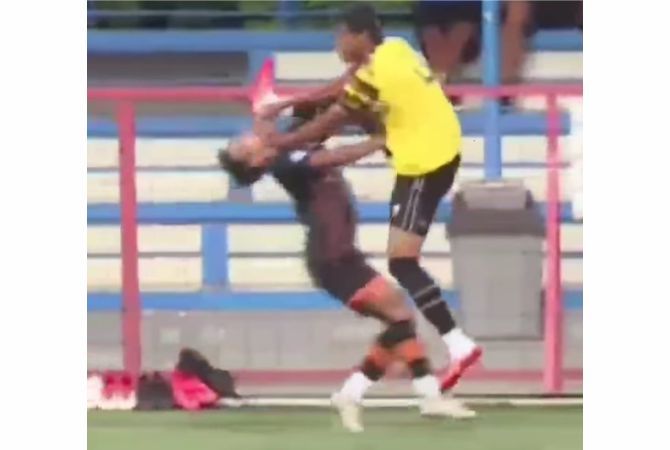 MEMALUKAN: Cuplikan video permainan kasar pemain AHHA PS Pati Syaiful Indra Cahya (kuning) saat uji coba melawan Persiraja. MEMALUKAN: Cuplikan video permainan kasar pemain AHHA PS Pati Syaiful Indra Cahya (kuning) saat uji coba melawan Persiraja.