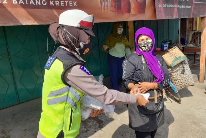 PROKES: Sat Lantas Polres Grobogan membagikan masker ke pengendara yang melintas. PROKES: Sat Lantas Polres Grobogan membagikan masker ke pengendara yang melintas.
