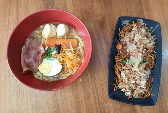 VARIAN LAIN: Tampilan ramen kuah dan yaki, ramen tanpa kuah dengan taburan katsuobushi. VARIAN LAIN: Tampilan ramen kuah dan yaki, ramen tanpa kuah dengan taburan katsuobushi.