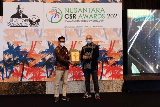 BERGENGSI: Perwakilan manajemen Semen Gresik (kiri) menerima penghargaan dari ketua Dewan Juri NCSR Award 2021 La Tofi. BERGENGSI: Perwakilan manajemen Semen Gresik (kiri) menerima penghargaan dari ketua Dewan Juri NCSR Award 2021 La Tofi.