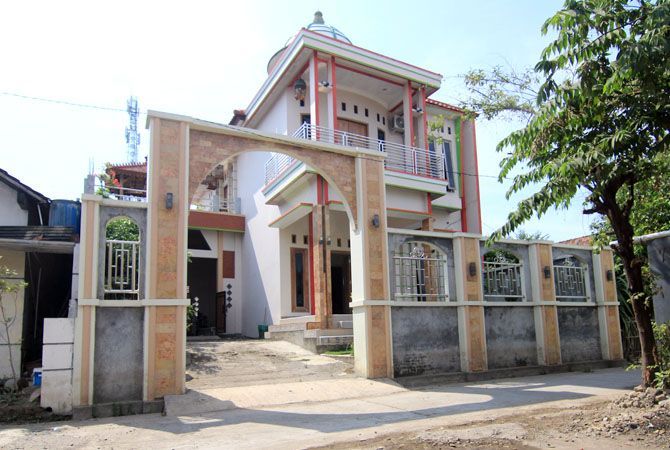 MEGAH: Rumah Moch. Imam Rofi’i, korban uang raib di rekening di Desa Jati Wetan, Jati, Kudus, sepi setelah mengalami pembobolan rekening di Bank Mandiri Kantor Cabang Kudus. MEGAH: Rumah Moch. Imam Rofi’i, korban uang raib di rekening di Desa Jati Wetan, Jati, Kudus, sepi setelah mengalami pembobolan rekening di Bank Mandiri Kantor Cabang Kudus.