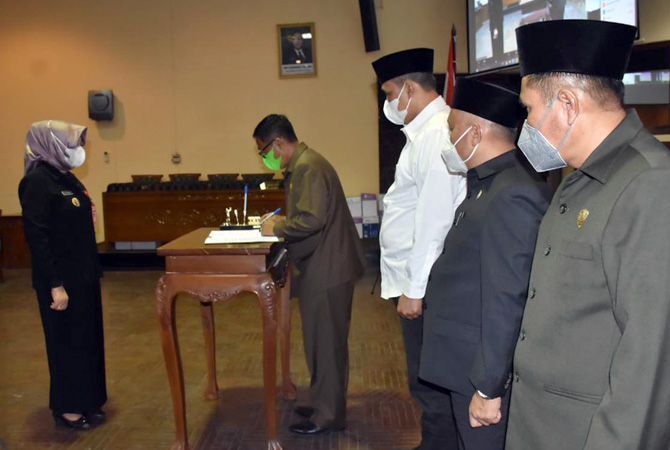 TANDA TANGAN BERSAMA: Bupati Sri Sumarni, Ketua DPRD Agus Siswanto dan tiga wakil ketua HM Nurwibowo, Sugeng Prasetnyo, dan HM. Fatah menandatangani nota persetujuan bersama raperda RTJMD tahun 2021-2 TANDA TANGAN BERSAMA: Bupati Sri Sumarni, Ketua DPRD Agus Siswanto dan tiga wakil ketua HM Nurwibowo, Sugeng Prasetnyo, dan HM. Fatah menandatangani nota persetujuan bersama raperda RTJMD tahun 2021-2